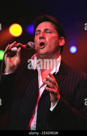 Tony Hadley sur scène au concert « The Here and Now 80 » qui s'est tenu à Wembley Arena à Londres, Royaume-Uni. 25 avril 2002 Banque D'Images