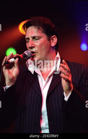 Tony Hadley sur scène au concert « The Here and Now 80 » qui s'est tenu à Wembley Arena à Londres, Royaume-Uni. 25 avril 2002 Banque D'Images