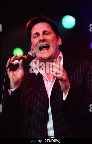 Tony Hadley sur scène au concert « The Here and Now 80 » qui s'est tenu à Wembley Arena à Londres, Royaume-Uni. 25 avril 2002 Banque D'Images