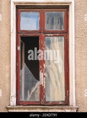 Fenêtre en bois cassée fermée d'un ancien bâtiment. Banque D'Images