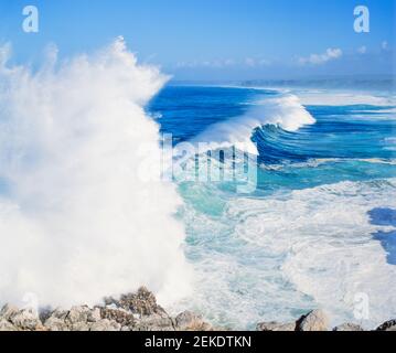D'énormes vagues se balader vers les vagues de l'océan Atlantique Se brisant sur les rochers de Carrapateira Sud-Ouest Alentejo et Viclentine Parc naturel de la côte Algarve Portugal UE Europe Banque D'Images