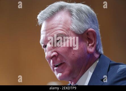 Washington, États-Unis. 23 février 2021. Le sénateur Tommy Tuberville, R-AL., pose des questions Xavier Becerra, le candidat du président Joe Biden au poste de secrétaire à la Santé et aux Services sociaux, lors de son audition de confirmation devant le Comité sénatorial de la Santé, de l'éducation, du travail et des Pensions au Capitole des États-Unis à Washington DC, le mardi 23 février 2021. Photo de Leigh Vogel/UPI crédit: UPI/Alay Live News Banque D'Images