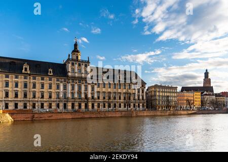 Wroclaw, Pologne - 1er mars 2020 façade de l'ancien bâtiment de l'université de Wroclaw, près de la rivière Banque D'Images