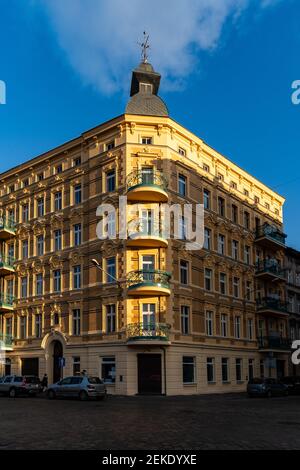 Wroclaw, Pologne - 1 mars 2020 façade d'angle de la vieille maison jaune en bâtiment avec dôme sur le dessus Banque D'Images