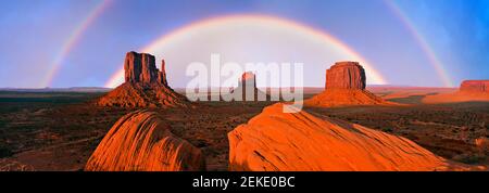 Double arc-en-ciel sur les formations rocheuses de Monument Valley, Guadalupe Mountains National Park, Salt Flat, Texas, États-Unis Banque D'Images