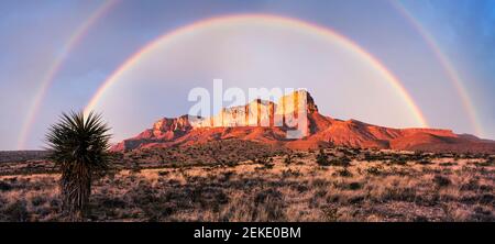 Double arc-en-ciel au-dessus de la chaîne de montagnes, Guadalupe Mountains National Park, Salt Flat, Texas, États-Unis Banque D'Images