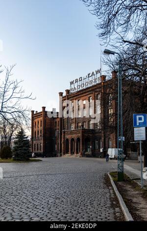 Wroclaw, Pologne - 1er mars 2020 façade de bâtiment à la gare de Wroclaw Nadodrze Banque D'Images