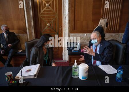Deb Haaland, représentante des États-Unis (démocrate du Nouveau-Mexique), s'entretient avec le représentant des États-Unis Don Young (républicain de l'Alaska), lors de l'audition de la Commission du Sénat sur l'énergie et les ressources naturelles sur sa nomination au poste de secrétaire à l'intérieur de Capitol Hill à Washington, DC, le 23 février 2021.Credit: Jim Watson / Pool via CNP | utilisation dans le monde entier Banque D'Images