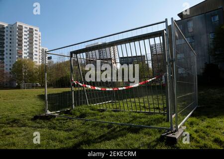 Un but de football bloqué par une crise de corona sur un terrain de jeu dans une zone verte publique à Hambourg, en Allemagne Banque D'Images