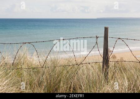 Barbelés dans les dunes sur Utah Beach Dunes et vue sur la mer, Manche, Normandie, France Banque D'Images