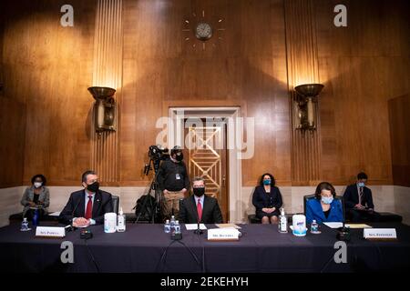 États-Unis le sénateur Alex Padilla (démocrate de Californie), à gauche, Xavier Becerra, secrétaire de la Santé et des Services sociaux (HHS) candidat pour le président américain Joe Biden, centre, Et la sénatrice américaine Dianne Feinstein (démocrate de Californie), comparaissent devant le Comité sénatorial de la santé, de l'éducation, du travail et des pensions à Washington, DC, États-Unis, le mardi 23 février, 2021. La sélection de Biden pour diriger HHS lui donne un défenseur féroce des causes démocratiques mais sans expérience pratique à la tête d'une agence fédérale massive au milieu d'une crise de santé publique sans précédent. Crédit : Sarah Silbiger/Pool via CNP | u Banque D'Images