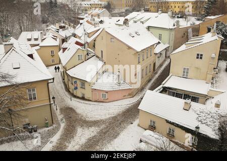 Vue aérienne de la pittoresque rue Nový Svět (New World Street) dans le quartier de Hradčany à Prague, République tchèque. Banque D'Images