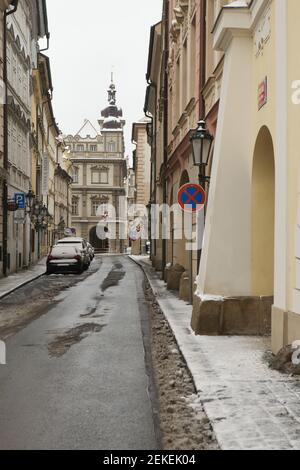 La neige couvrait le centre historique de Prague avec l'Hôtel de ville de Malostranská radnice (Malostranská radnice) sur la place Malostranské, photographié de la rue Tomášská à Malá Strana (ville de Malá) à Prague, en République tchèque. Banque D'Images