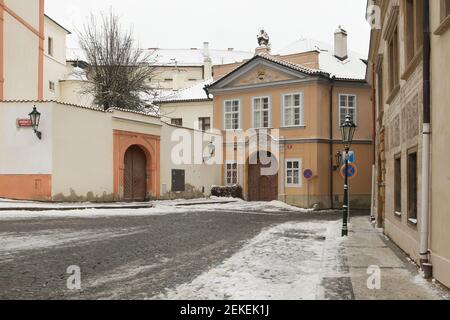 Résidence de chapitre également connue sous le nom de maison de Mozart sur la place Hradčanské dans le quartier de Hradčany à Prague, en République tchèque. La maison Rococo a été utilisée dans le film 'Amadeus' réalisé par le réalisateur tchèque Miloš Forman (1984) comme maison du compositeur autrichien Wolfgang Amadeus Mozart à Vienne. Banque D'Images