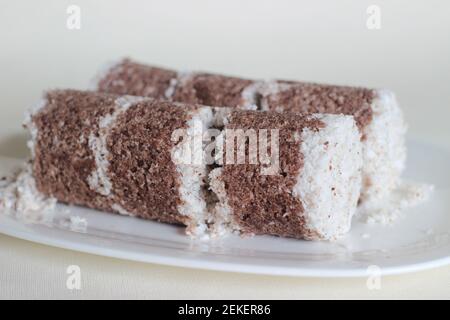 Gâteau de millet à la vapeur. Fait avec de la farine de millet combinée avec du cocon râpé et cuit à la vapeur dans un récipient spécial. Il est également appelé Ragi putt Banque D'Images