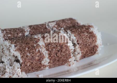 Gâteau de millet à la vapeur. Fait avec de la farine de millet combinée avec du cocon râpé et cuit à la vapeur dans un récipient spécial. Il est également appelé Ragi putt Banque D'Images