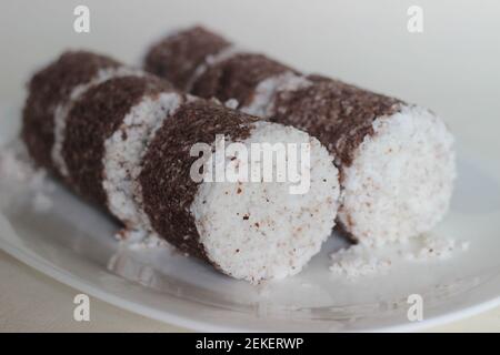 Gâteau de millet à la vapeur. Fait avec de la farine de millet combinée avec du cocon râpé et cuit à la vapeur dans un récipient spécial. Il est également appelé Ragi putt Banque D'Images