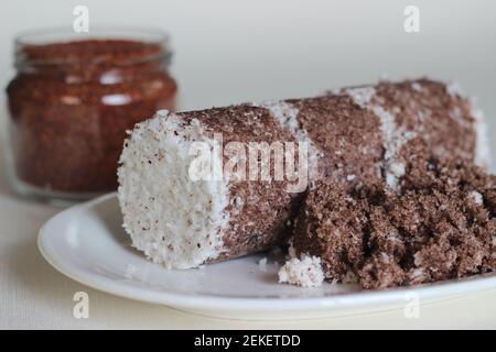 Gâteau de millet à la vapeur. Fait avec de la farine de millet combinée avec du cocon râpé et cuit à la vapeur dans un récipient spécial. Il est également appelé Ragi putt Banque D'Images