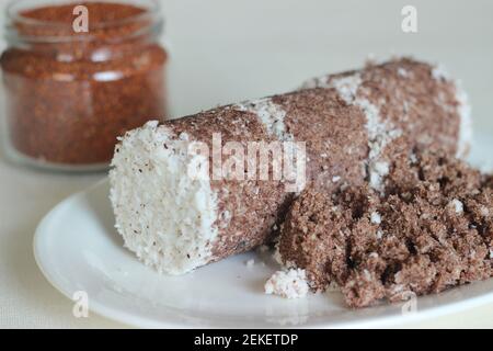 Gâteau de millet à la vapeur. Fait avec de la farine de millet combinée avec du cocon râpé et cuit à la vapeur dans un récipient spécial. Il est également appelé Ragi putt Banque D'Images