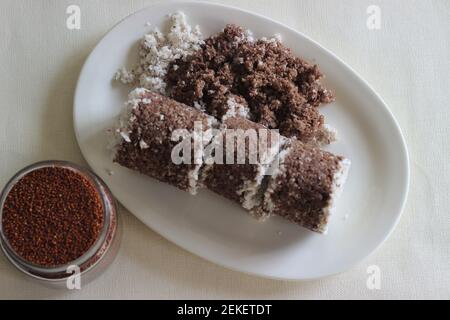 Gâteau de millet à la vapeur. Fait avec de la farine de millet combinée avec du cocon râpé et cuit à la vapeur dans un récipient spécial. Il est également appelé Ragi putt Banque D'Images