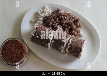 Gâteau de millet à la vapeur. Fait avec de la farine de millet combinée avec du cocon râpé et cuit à la vapeur dans un récipient spécial. Il est également appelé Ragi putt Banque D'Images