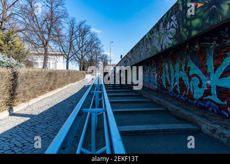 Wroclaw, Pologne - Mars 8 2020 personnes marchant à de longs escaliers près du mur avec art de rue peint Banque D'Images