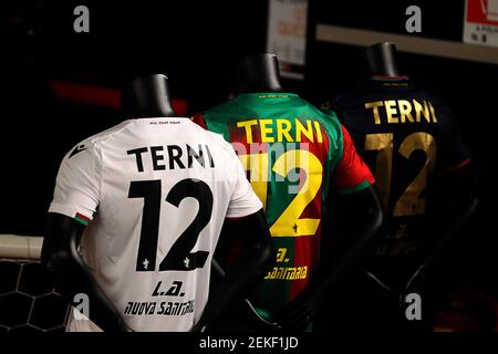 Terni, Italie. 23 février 2021. 2/23/2021 - le tre maglie della Ternana calcio esposte per l'occasione della presentazione del progetto del nuovo stadio durante Presentazione nuovo stadio Ternana Calcio, News in Terni, Italia, 23 febbraio 2021 (photo par IPA/Sipa USA) crédit: SIPA USA/Alay Live News Banque D'Images