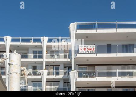 Palmanova, Espagne; février 20 2021: Façade d'un immeuble d'appartements touristiques vide de touristes et avec un panneau à vendre. Crise touristique due à Coronavir Banque D'Images