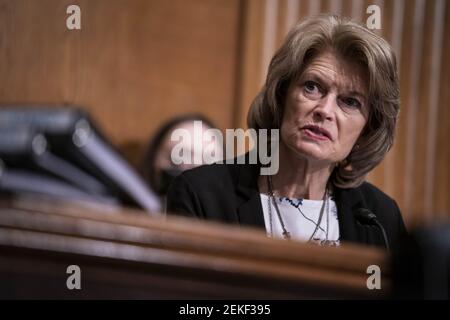 Washington, États-Unis. 23 février 2021. La sénatrice Lisa Murkowski, républicaine de l'Alaska, interroge Xavier Becerra, secrétaire à la Santé et aux Services sociaux (HHS), candidat du président américain Joe Biden, lors d'une audience de confirmation du Comité sénatorial de la Santé, de l'éducation, du travail et des pensions à Washington, DC, le mardi 23 février 2021. La sélection de Biden pour diriger le HHS lui donne un défenseur féroce des causes démocratiques mais sans expérience pratique à la tête d'une agence fédérale massive au milieu d'une crise de santé publique sans précédent. Photo de piscine par Sarah Silbiger/UPI crédit: UPI/Alay Live News Banque D'Images