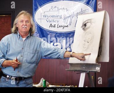 Images de l'artiste américain et de l'URSS Vyacheslav Shevchenko, qui fait une démonstration de techniques de peinture à la Wyoming Valley Art League, Wilkes barre Pennsylvania USA, les 5 et 2006 mai. Vyacheslav Shevchenko est né à Tachkent, en Ouzbékistan (ex-URSS) en 1949.en 2003, Shevchenko est venu aux États-Unis pour prendre part à Art expo, à New York. Cette année-là, il est devenu résident permanent des États-Unis. Depuis, il participe à de nombreuses expositions d'art solo et de groupe à New York, New Jersey et Pennsylvanie. Vyacheslav Shevchenko est décédé en mai 2020. Banque D'Images