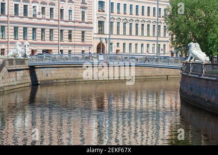 SAINT-PÉTERSBOURG, RUSSIE - le 19 JUIN 2020 : vue sur le pont du Lion sur le canal Griboyedov par un beau jour de juin Banque D'Images