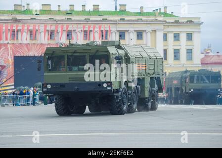 ST. PETERSBOURG, RUSSIE - 20 JUIN 2020 : gros plan du lanceur automoteur du système de missiles tactiques Iskander-M. Fragment de la parade militaire dans Banque D'Images