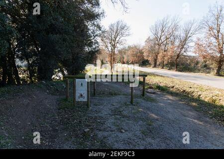 Paysage d'une route pour piétons seulement, signalisation routière montrant que les motos sont interdites. Catalogne, Espagne. Panneaux routiers pour la sécurité en Europe Banque D'Images