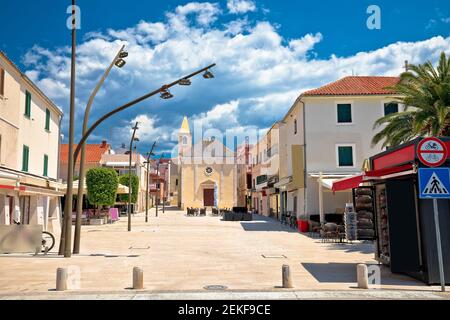 Ville de Novalja vue sur la place centrale, île de Pag, archipel de Croatie Banque D'Images