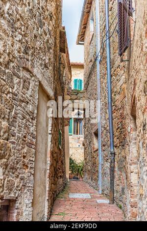 Monticchiello, Italie région de Val d'Orcia en Toscane avec une allée de rue vide étroite arche dans un petit village avec personne Banque D'Images