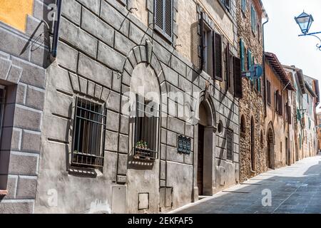 Montalcino, Italie village de Toscane pendant la journée d'été avec allée et murs gris en pierre Banque D'Images