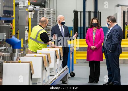 Joe Biden, président des États-Unis, s'entretient avec Albert Bourla, PDG de Pfizer, à droite, et Michigan Gov. Gretchen Whitmer, centre, lors d'une visite à l'usine de fabrication de vaccins COVID-19 le 19 février 2021 à Kalamazoo, Michigan. Banque D'Images