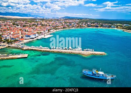 Ville de Novalja sur l'île de Pag vue aérienne sur le front de mer, archipel de Croatie Banque D'Images