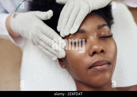 Rajeunissement du visage avec l'aide de la thérapie de microcourant. Massage du drainage lymphatique. Micro-sensoriel électrique BIO EMS traitement microcurrent pour le visage Banque D'Images