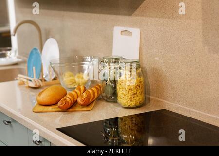 Pains de pain et pâtes sur un comptoir de cuisine. Mise au point sélective. Banque D'Images