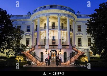 Washington, États-Unis d'Amérique. 23 février 2021. Le président américain Joe Biden se présente avec la première dame Jill Biden en tant que vice-président Kamala Harris, avec le premier monsieur Doug Emhoff pendant un moment de silence pour commémorer les 500,071 morts américains de la COVID-19 sur la pelouse du Sud la Maison Blanche le 22 février 2021 à Washington, DC crédit: Planetpix/Alamy Live News Banque D'Images