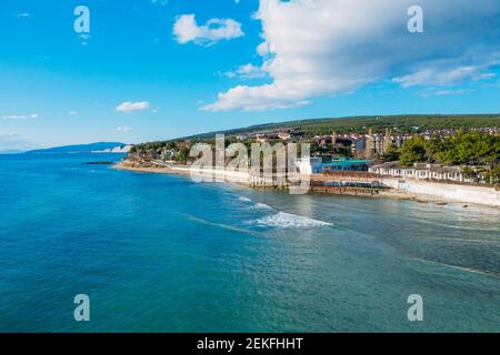 Vue aérienne de Divnomorskoe petite ville de station balnéaire sur la côte de la mer Noire, beau paysage marin en journée ensoleillée. Banque D'Images