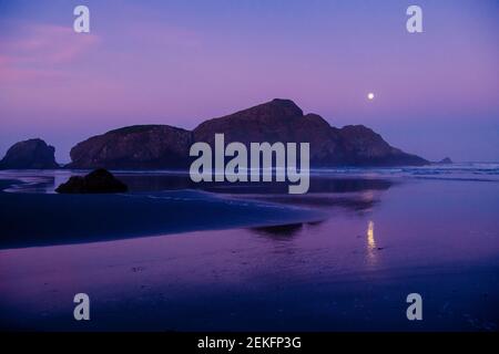 Myers Creek Beach au lever du soleil, Gold Beach, Oregon, États-Unis Banque D'Images