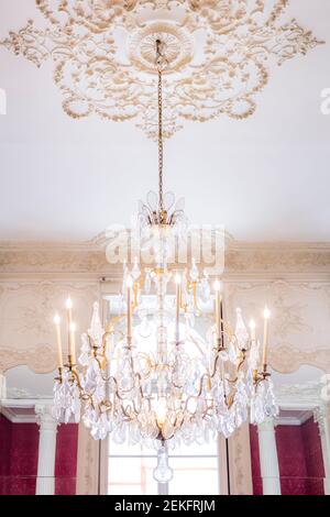 Lustre et plafond dans le manoir baroque très orné de l'Hôtel de Soubise, Paris, France Banque D'Images