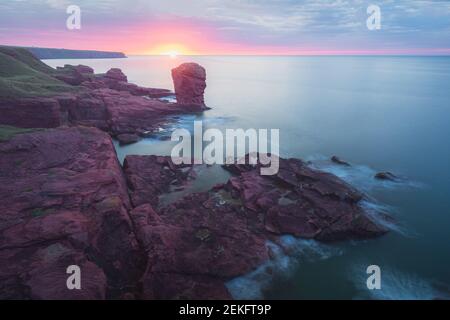 Paysage côtier du Deil's Heid (tête du diable) Pile de sable rouge aux falaises de Seaton pendant une période colorée Coucher de soleil ou lever de soleil à Arbroath est de l'aoc Banque D'Images