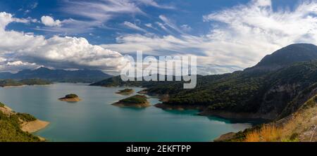 Vue panoramique de l'après-midi sur le lac artificiel de Kremeston, en Grèce centrale, dans les régions d'Etoloakarnania et d'Evritania, créé à la fin des années 60. Banque D'Images