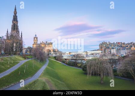 Paysage urbain nocturne d'Édimbourg, Écosse avec coucher de soleil ou ciel de lever de soleil coloré avec le monument Scott, tour de l'horloge Balmoral, Princes Street Gard Banque D'Images