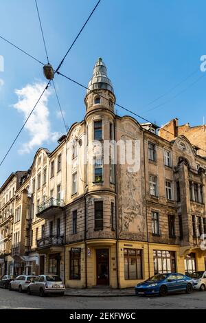 Wroclaw, Pologne - Mars 8 2020 façade d'angle de l'ancienne maison de résidence avec dôme sur le dessus Banque D'Images