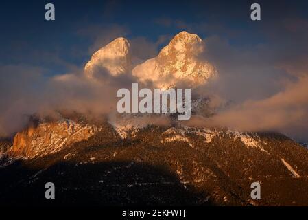 Lever de soleil d'hiver à Pedraforca, vue de Maçaners (Berguedà, Catalogne, Espagne, Pyrénées) ESP: Amanecer invernal en el Pedraforca desde Maçaners Banque D'Images