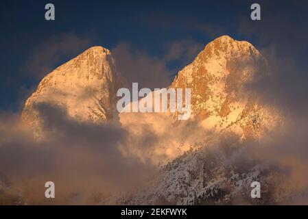 Lever de soleil d'hiver à Pedraforca, vue de Maçaners (Berguedà, Catalogne, Espagne, Pyrénées) ESP: Amanecer invernal en el Pedraforca desde Maçaners Banque D'Images